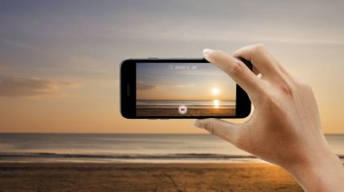 Akıllı telefondan gün batımı sahili videosu çekiliyor..
