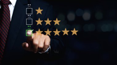 Adam dijital dokunmatik ekrandaki gülen yüz simgesine dokunuyor. Müşteri hizmetleri değerlendirme kavramı.