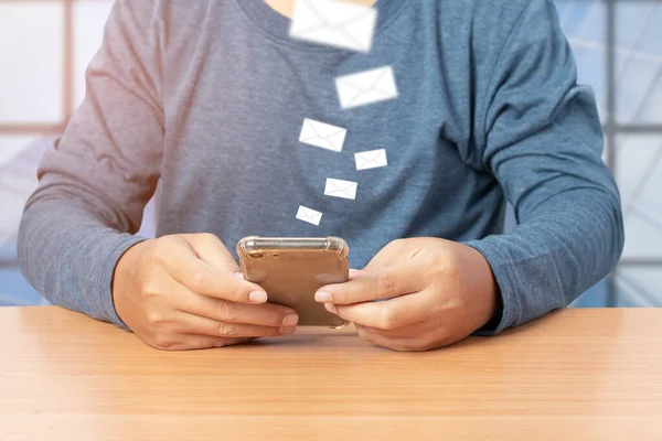 Человек Помощью Мобильного Смартфона Иконкой Электронной Почты Концепция Коммуникационных Технологий — стоковое фото