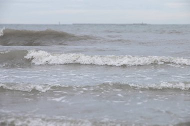 Sahilde deniz dalga yumuşak.