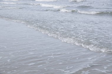 Sahilde deniz dalga yumuşak.