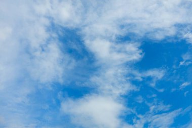 Bulutlu mavi gökyüzü arkaplanı.