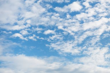 Bulutlu mavi gökyüzü arkaplanı.