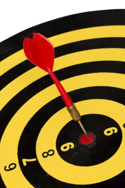 Dart hedef tahtası, beyaz arka plan üzerinde izole başarı soyut.