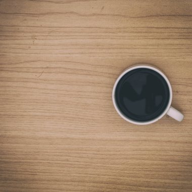 Tahta masada sade kahve. Eski tarz..