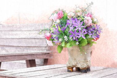 Tahta masadaki çiçek buketlerinin suluboyası.