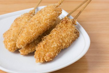 Tavuğu masada kızarttım.