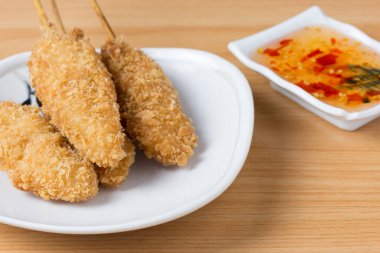 Tavuğu masada kızarttım.