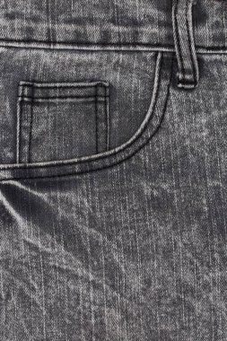 Cepleri olan kot pantolonun parçası.