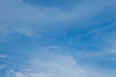 Bulutlu mavi gökyüzü arkaplanı.