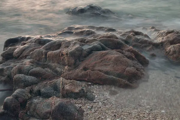 海边的石头 因长期暴露而产生的海浪 — 图库照片