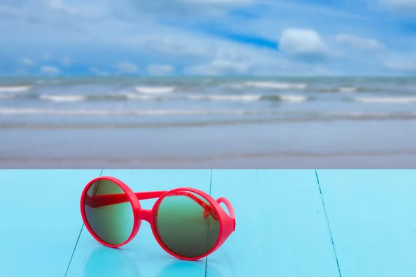 Sluneční Brýle Dřevěném Stole Rozmazané Tropické Moře Pláž — Stock fotografie