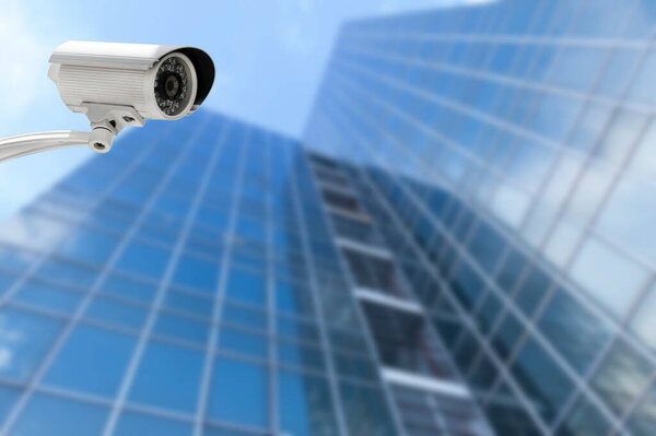 Камера видеонаблюдения со зданием в городе
.