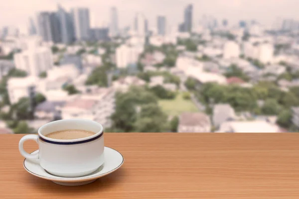 Café Sobre Mesa Madera Con Los Edificios Fondo Borroso Paisaje — Foto de Stock