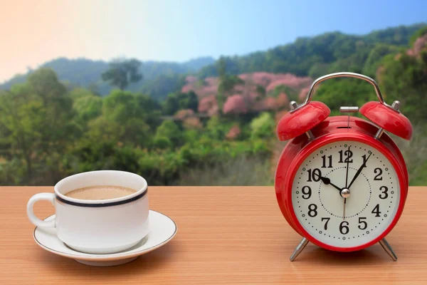Kaffe Och Väckarklocka Träbord Med Natur Bakgrund — Stockfoto