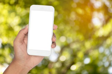 Soyut doğa Bokeh bulanık arkaplan ile akıllı telefonun el ele tutuşması.