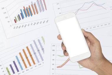 İş konsepti, grafik grafikli akıllı telefon ve arkaplan olarak finansal şema