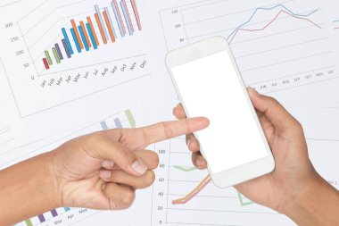 İş konsepti, akıllı telefonun grafik çizelgesi ve mali tablosu. 