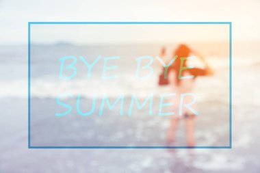 Güle güle yaz metni. Plajdaki kadının bulanık arkaplanı. Klasik filtre.