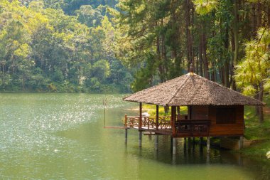 Pang-ung de sabah göl yanında konaklama evi güzel sahne, Mae Hong Son, Tayland