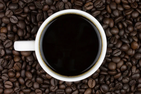 Черный Кофе Чашке Фоне Кофейных Зерен — стоковое фото