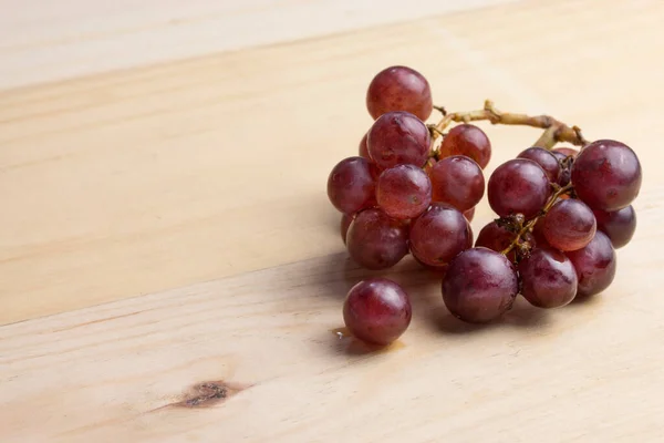 Groupe Raisin Rouge Frais Sur Table Bois — Photo