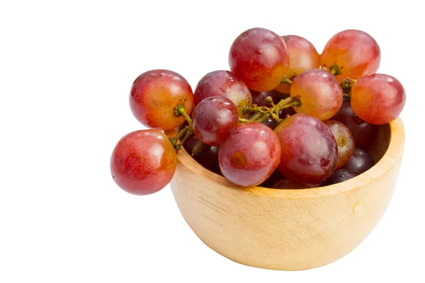 在白色背景上隔离的碗中的鲜红葡萄 剪枝路径 — 图库照片