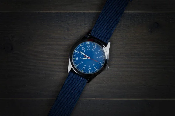 Armbanduhr Auf Holztisch — Stockfoto