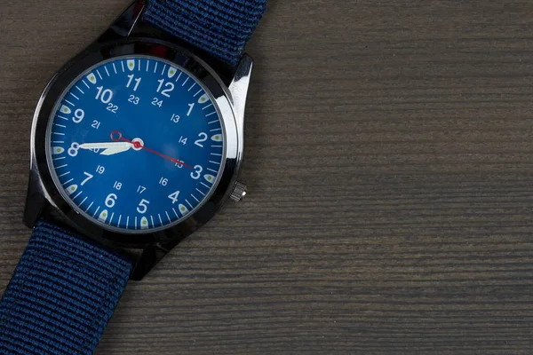 Armbanduhr Auf Holztisch Mit Freier Textfläche — Stockfoto