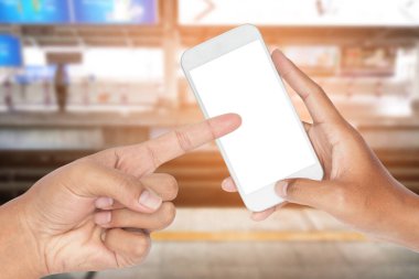 Ulaşım kenti olan modern akıllı telefonun el ele tutuşması.