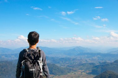 Dağın tepesinde duran adam - ücretsiz metin alanı 