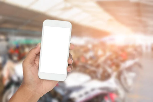 Smartphone Mit Verschwommenem Hintergrund Beim Einparken Von Autos Oder Motorrädern — Stockfoto