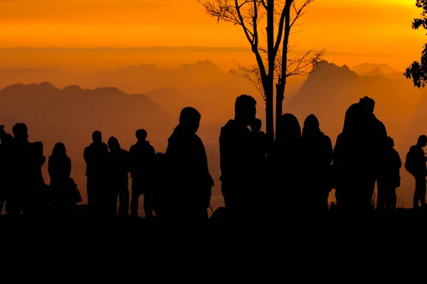 Silhuett Med Folk Som Slapper Klippen Fjell Med Solnedgang Kvelden – stockfoto