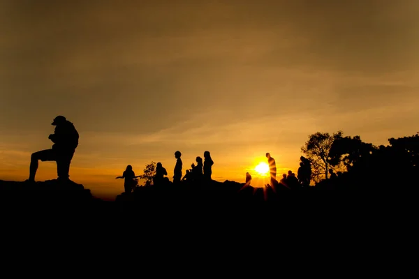 Silhouette Der Menschen Entspannen Sich Den Klippen Und Bergen Mit — Stockfoto