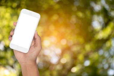 Soyut doğa Bokeh bulanık arkaplana sahip akıllı telefon.