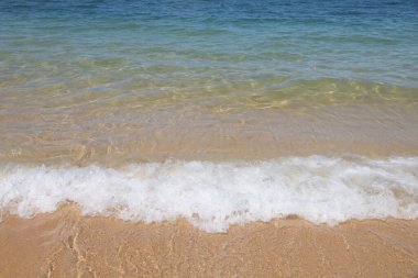 Kumlu sahilde mavi deniz dalgası. Arkaplan
