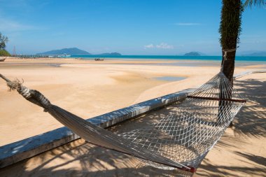 Yaz tatili için mavi deniz altyapısı olan sahil beşiği.