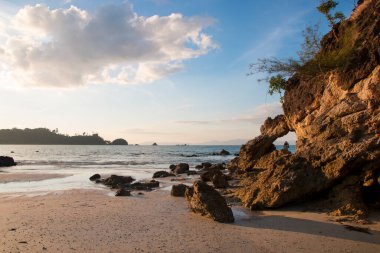 Güzel bir manzara, tropikal deniz ve sahil. Koh phayam 'da mavi gökyüzü arka planlı. Güneydoğu Asya Tayland' da.