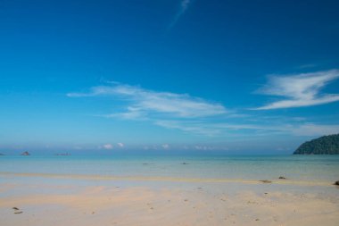Güzel manzara, tropikal deniz ve mavi gökyüzü arka planlı plaj