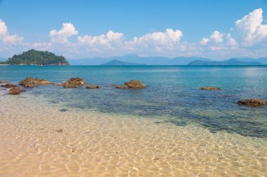 Güzel manzara, tropikal deniz ve mavi gökyüzü arka planlı plaj