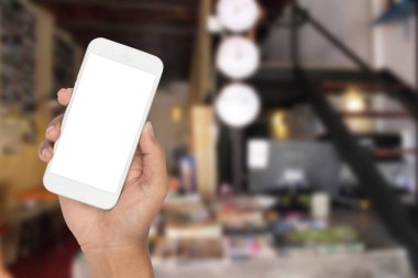 Lobi otelinde akıllı telefonlu bir el..