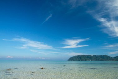 Güzel manzara, tropikal deniz ve mavi gökyüzü arka planlı plaj