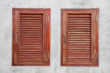 Beton duvardaki ahşap pencere