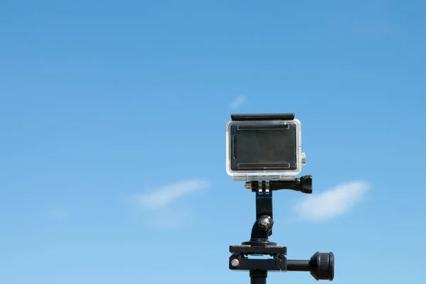Caméra Action Sur Trépied Avec Ciel Bleu Comme Arrière Plan — Photo