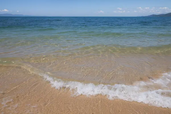 Onda Mare Blu Sulla Spiaggia Sabbia Contesto — Foto Stock