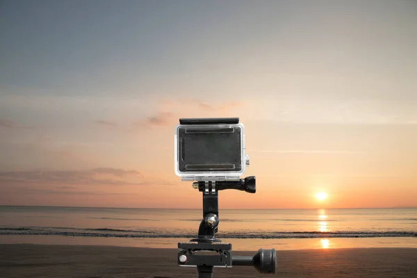 三脚架上的动作相机 有美丽的夏季背景和黄昏的大海 — 图库照片
