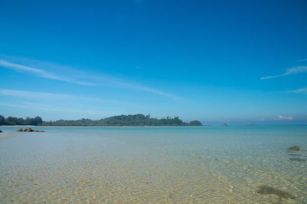 Mooie Scene Tropische Zee Strand Met Blauwe Lucht Achtergrond — Stockfoto
