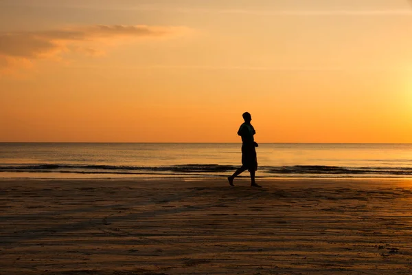 Silhouette Eines Mannes Der Bei Sonnenuntergang Strand Joggt Gesunder Lebensstil — Stockfoto