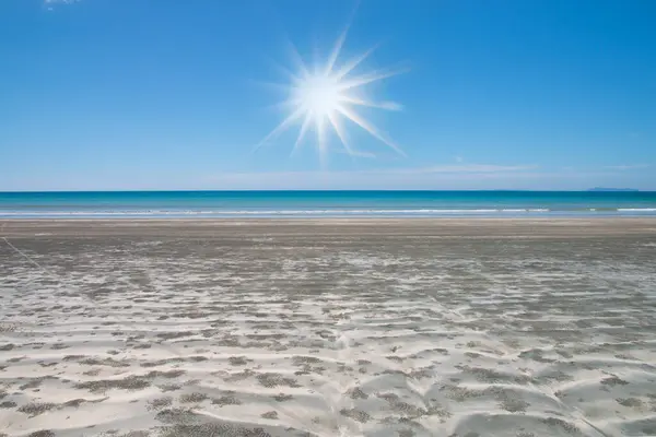 Bella Scena Mare Tropicale Spiaggia Con Sfondo Cielo Blu — Foto Stock