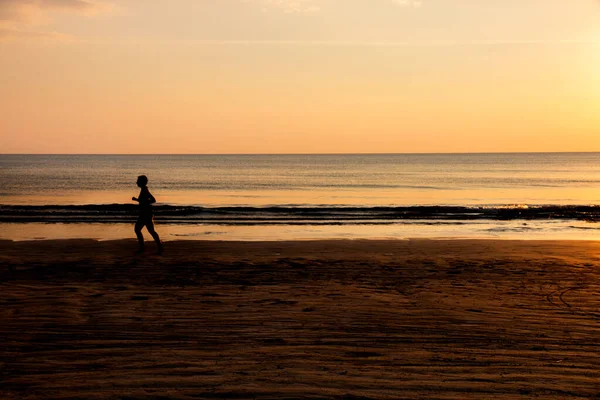 Donna Che Corre Sulla Spiaggia Tramonto Stile Vita Sano — Foto Stock